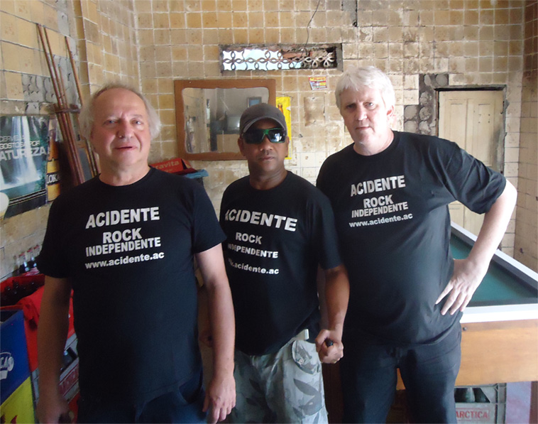 Mala, Zunga and Scubi at the bar near the Studio