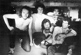 Acidente (1981) - Paulo Malária,
                      Helio 'Scubi' Jenné, Zeca Pereira, Fernando Sá e
                      Guto Rolim (foto: Carlão Limeira)